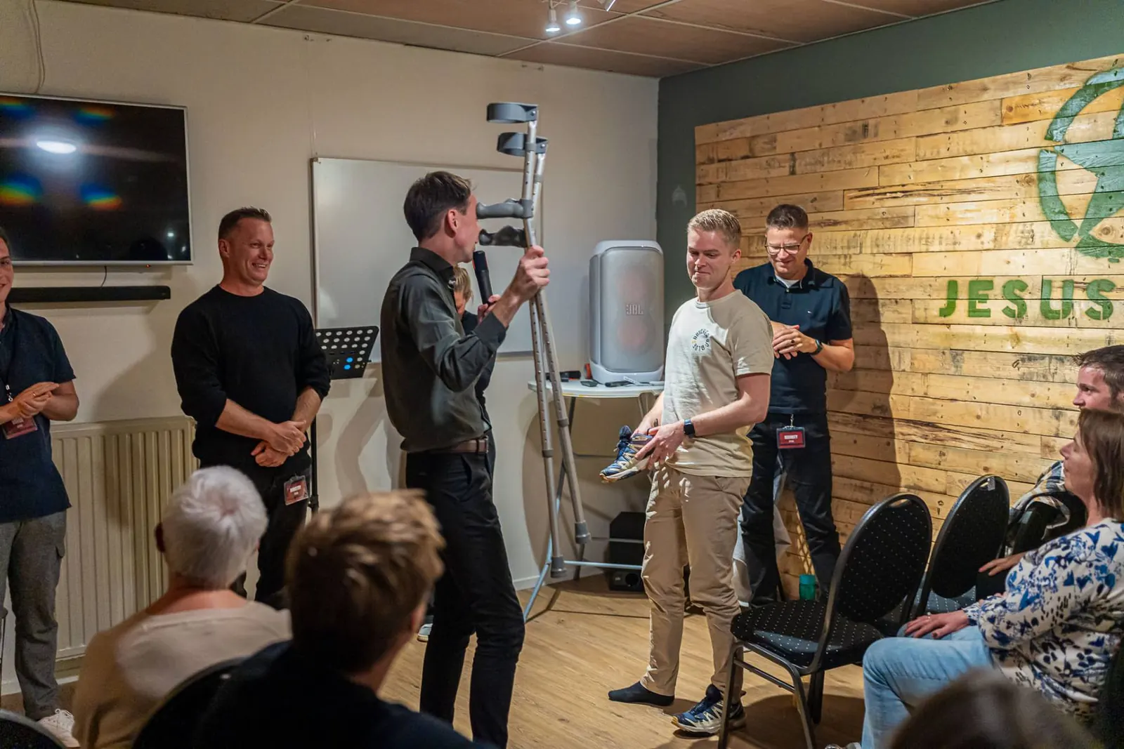 Schud de Plaatsen dienst in een volle zaal